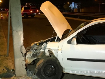 foto de Jovem fica inconsciente ao bater carro contra poste em Maringá