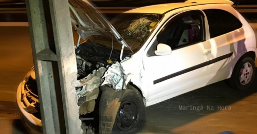 Jovem fica inconsciente ao bater carro contra poste em Maringá