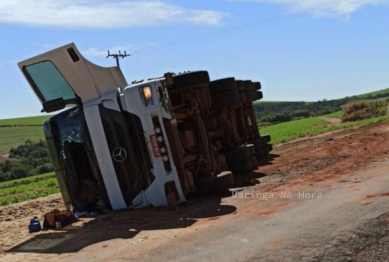 foto de Motorista fica ferido após carreta tombar na rodovia PR-317