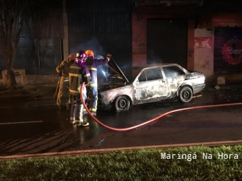 foto de Incêndio possivelmente criminoso destrói veículo em Maringá