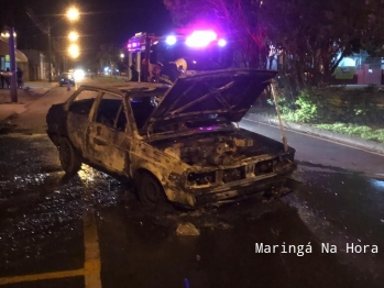 foto de Incêndio possivelmente criminoso destrói veículo em Maringá