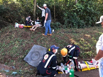 foto de Colisão frontal entre veículos na rodovia PR-323, deixa 06 pessoas feridas, entre elas uma gestante de 32 semanas