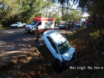 foto de Colisão frontal entre veículos na rodovia PR-323, deixa 06 pessoas feridas, entre elas uma gestante de 32 semanas