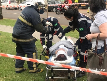 foto de Duas pessoas ficam feridas após carro atingir motociclista e bater contra poste em Maringá