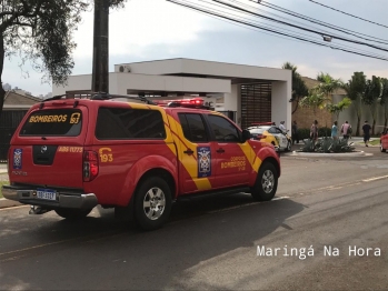 foto de Duas pessoas ficam feridas após carro atingir motociclista e bater contra poste em Maringá