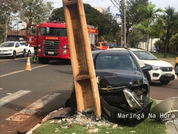 foto de Duas pessoas ficam feridas após carro atingir motociclista e bater contra poste em Maringá