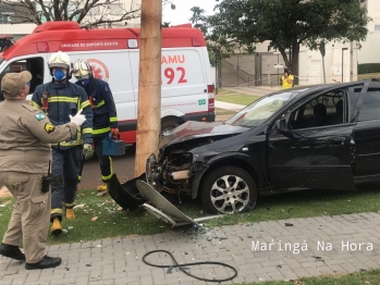 foto de Duas pessoas ficam feridas após carro atingir motociclista e bater contra poste em Maringá