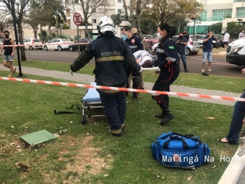 foto de Duas pessoas ficam feridas após carro atingir motociclista e bater contra poste em Maringá