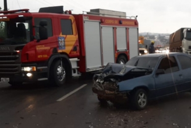 foto de Motorista fica ferido após bater na traseira de caminhão na BR-376