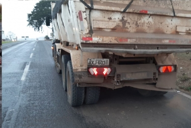 foto de Motorista fica ferido após bater na traseira de caminhão na BR-376