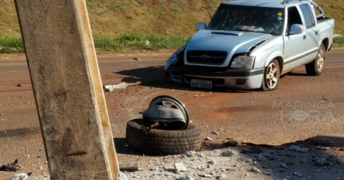 Motorista passa mal e colide caminhonete contra poste na marginal da rodovia PR-323