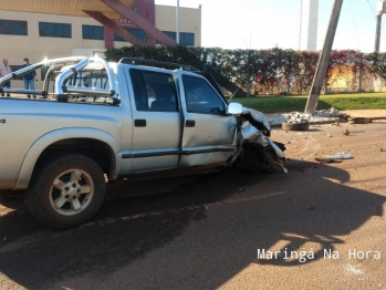 foto de Motorista passa mal e colide caminhonete contra poste na marginal da rodovia PR-323