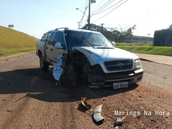 foto de Motorista passa mal e colide caminhonete contra poste na marginal da rodovia PR-323