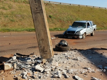 foto de Motorista passa mal e colide caminhonete contra poste na marginal da rodovia PR-323