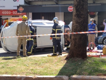 foto de Motorista perde controle da direção, bate em utilitário e tomba o carro e deixa duas pessoas feridas, entre as vítimas, uma gestante