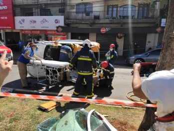 foto de Motorista perde controle da direção, bate em utilitário e tomba o carro e deixa duas pessoas feridas, entre as vítimas, uma gestante