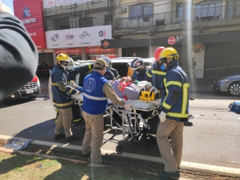 foto de Motorista perde controle da direção, bate em utilitário e tomba o carro e deixa duas pessoas feridas, entre as vítimas, uma gestante