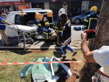 foto de Motorista perde controle da direção, bate em utilitário e tomba o carro e deixa duas pessoas feridas, entre as vítimas, uma gestante