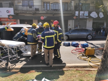 foto de Motorista perde controle da direção, bate em utilitário e tomba o carro e deixa duas pessoas feridas, entre as vítimas, uma gestante