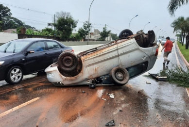 foto de Câmera flagra capotamento de veículo na Avenida Guaiapó, em Maringá