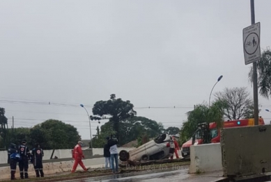 foto de Câmera flagra capotamento de veículo na Avenida Guaiapó, em Maringá