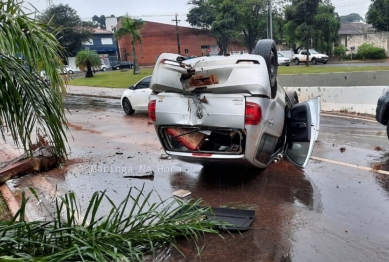 foto de Câmera flagra capotamento de veículo na Avenida Guaiapó, em Maringá