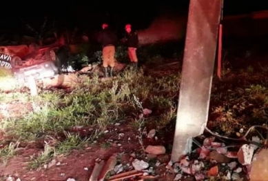 foto de Moça morre após bater carro contra poste na entrada da Vila Guadiana em Mandaguaçu