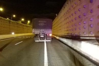 foto de Colisão traseira entre carro e carreta mata motorista de 46 anos em Maringá