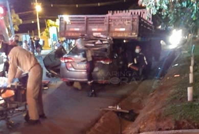 foto de Padre de Cianorte é socorrido em estado grave após bater carro na traseira de caminhão