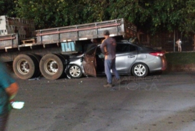 foto de Padre de Cianorte é socorrido em estado grave após bater carro na traseira de caminhão