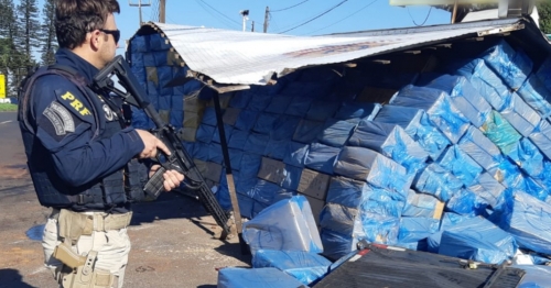 Câmera flagra caminhão lotado de cigarros contrabandeados do Paraguai tombando em rotatória de acesso à Maringá