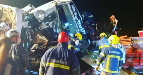 Caminhoneiro fica três horas preso às ferragens após colisão entre carreta e caminhão