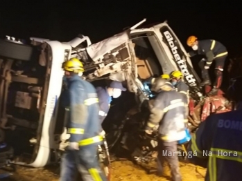 foto de Caminhoneiro fica três horas preso às ferragens após colisão entre carreta e caminhão