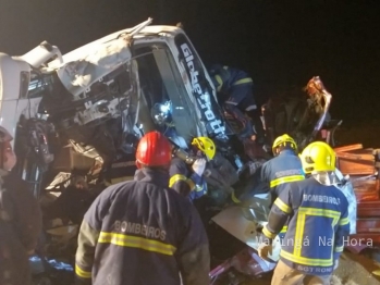 foto de Caminhoneiro fica três horas preso às ferragens após colisão entre carreta e caminhão