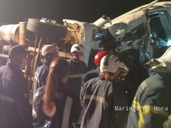 foto de Caminhoneiro fica três horas preso às ferragens após colisão entre carreta e caminhão