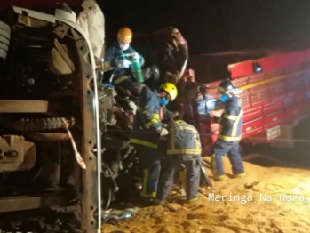 foto de Caminhoneiro fica três horas preso às ferragens após colisão entre carreta e caminhão