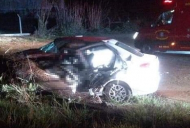 foto de Morador de Maringá morre após grave acidente entre carro e carreta