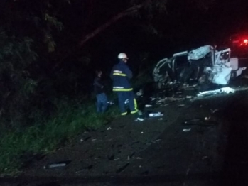 foto de Colisão frontal entre picape e carreta mata motorista de 35 anos na rodovia PR-317 em Maringá