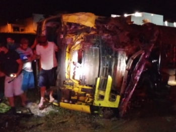 foto de Colisão frontal entre picape e carreta mata motorista de 35 anos na rodovia PR-317 em Maringá