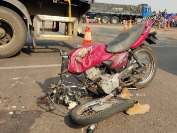 foto de Jovem é socorrido em estado grave após colidir moto contra carreta em Maringá