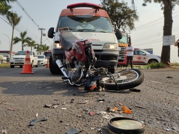 foto de Jovem é socorrido em estado grave após colidir moto contra carreta em Maringá