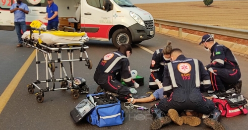 Condutor de motocicleta sofre traumatismo craniano ao colidir com carreta na rodovia PR-323