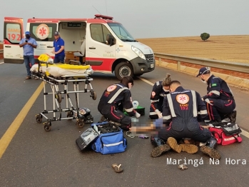 foto de Condutor de motocicleta sofre traumatismo craniano ao colidir com carreta na rodovia PR-323