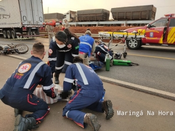 foto de Condutor de motocicleta sofre traumatismo craniano ao colidir com carreta na rodovia PR-323