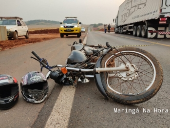 foto de Condutor de motocicleta sofre traumatismo craniano ao colidir com carreta na rodovia PR-323