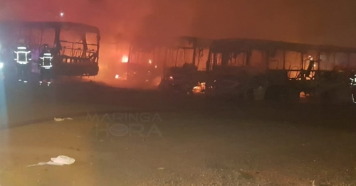 Seis ônibus ficam destruídos após incêndio em garagem na cidade de Sarandi