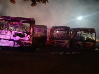 foto de Seis ônibus ficam destruídos após incêndio em garagem na cidade de Sarandi