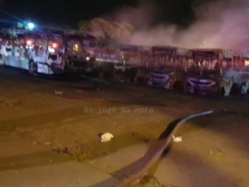 foto de Seis ônibus ficam destruídos após incêndio em garagem na cidade de Sarandi