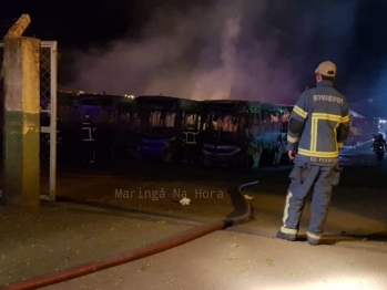 foto de Seis ônibus ficam destruídos após incêndio em garagem na cidade de Sarandi