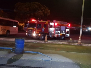 foto de Seis ônibus ficam destruídos após incêndio em garagem na cidade de Sarandi